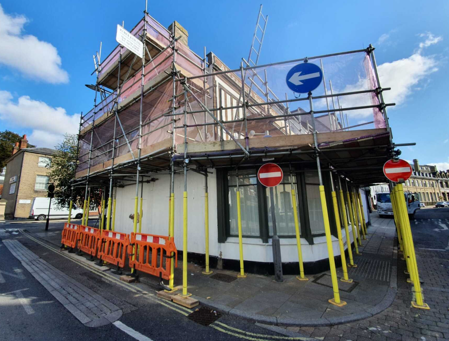 Commercial scaffold with debris netting