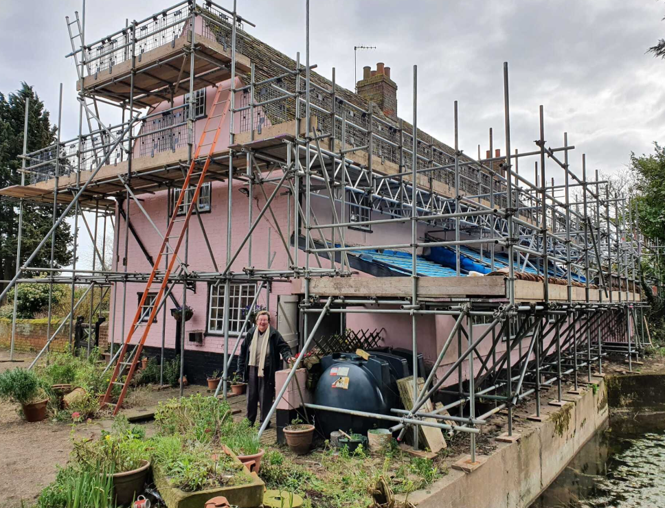 Temporary roof scaffold system